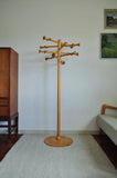 The iconic sculpturel freestanding coat and hat hanger is design by Nanna Ditzel