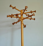 The iconic sculpturel freestanding coat and hat hanger is design by Nanna Ditzel
